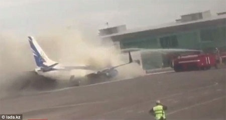 Boeing 737 bất ngờ bốc cháy trước khi hành khách lên máy bay - 3 Vòi rồng được sử dụng để dập lửa.