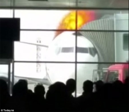 Boeing 737 bất ngờ bốc cháy trước khi hành khách lên máy bay - 2 Ngọn lửa nhìn từ phòng chờ của sân bay.