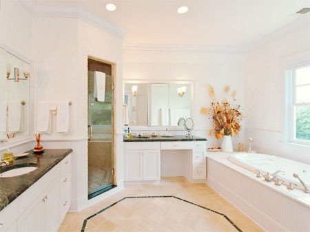 Phòng tắm của phòng ngủ chính.