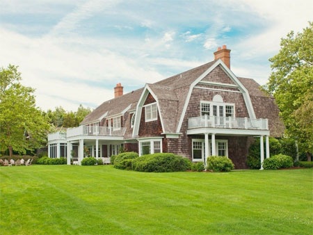 Ngôi biệt thự nhìn từ sân sau.