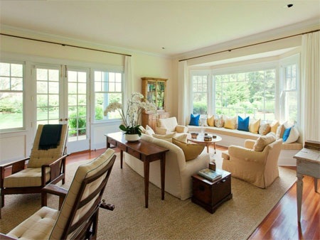 Phòng khách mang phong cách cổ điển với các gam màu be và kem tạo cảm giác mát mẻ, dễ chịu.