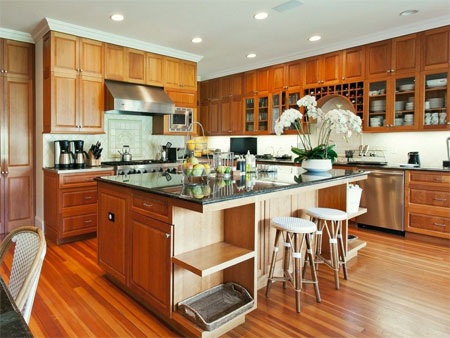 Phòng bếp với nội thất bằng gỗ anh đào và giá để rượu vang tiện dụng.