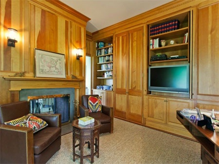 Phòng đọc sách với nội thất bằng gỗ sậm màu.