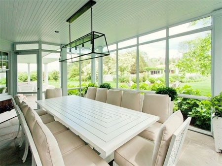 Từ một phòng ăn khác có thể nhìn toàn cảnh ra khu vườn xanh mướt xung quanh.