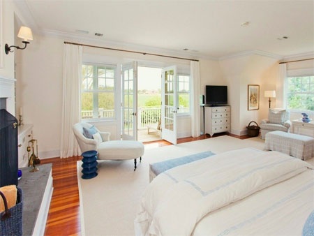 Phòng ngủ chính với ban công kiểu thôn quê và lò sưởi riêng.