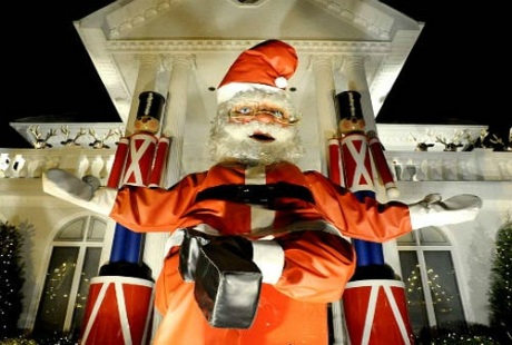 Hình nộm ông già noel cao ngất ngưỡng ở