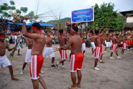 Pukul Sapu - lễ hội kỳ quặc nhất Indonesia