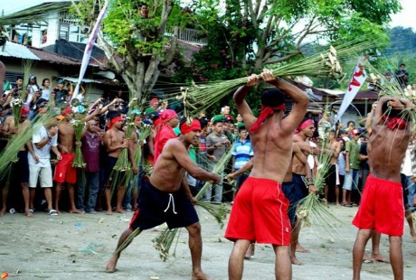 Pukul Sapu - lễ hội kỳ quặc nhất Indonesia
