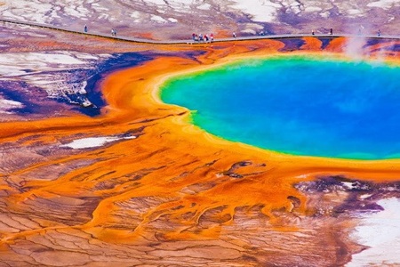 Những địa điểm có vẻ đẹp không thể tin nổi trên thế giới - 13 Suối nước nóng Grand Prismatic, Mỹ. (Ảnh: diply.com)