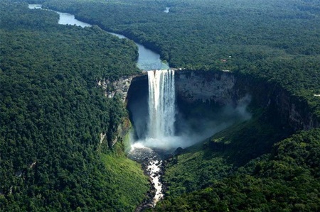 Những địa điểm có vẻ đẹp không thể tin nổi trên thế giới - 14 Thác nước Kaieteur, Guyana. (Ảnh: diply.com)
