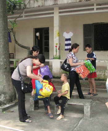 Em bé bị bỏ rơi trong bệnh viện được chuyển tới nhà mới - 2 Em bé bị bỏ rơi trong bệnh viện được chuyển tới nhà mới - 2