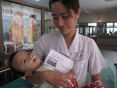 Quỹ Nhân ái đến với em nhỏ bị bỏ rơi trong bệnh viện - 1 Quỹ Nhân ái đến với em nhỏ bị bỏ rơi trong bệnh viện - 1