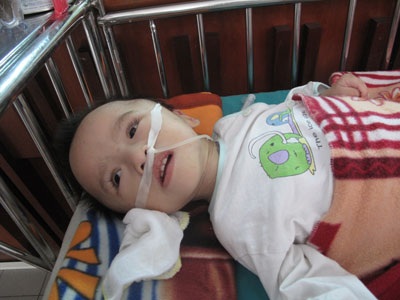 Bé gái bệnh tật bị bỏ rơi tại bệnh viện - 1 Bé gái bệnh tật bị bỏ rơi tại bệnh viện - 1