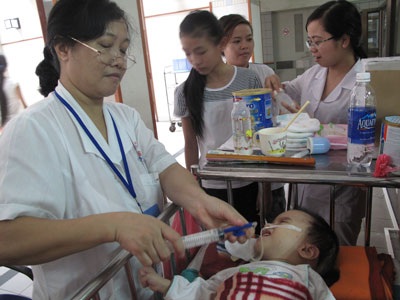 Quỹ Nhân ái đến với em nhỏ bị bỏ rơi trong bệnh viện - 2 Quỹ Nhân ái đến với em nhỏ bị bỏ rơi trong bệnh viện - 2