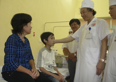 Thoát cảnh 9 năm ăn qua xông do teo thực quản - 1