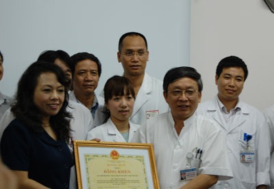 Nạn nhân sống sót trong vụ thảm sát tiệm vàng về với gia đình - 2 Nạn nhân sống sót trong vụ thảm sát tiệm vàng về với gia đình - 2