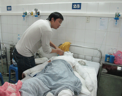 3 nạn nhân vụ cháy cửa hàng gas đều bị bỏng hô hấp - 1 3 nạn nhân vụ cháy cửa hàng gas đều bị bỏng hô hấp - 1