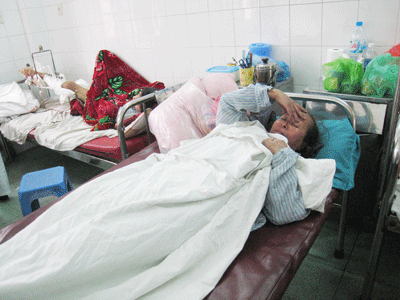 Nhiều nạn nhân vụ cháy tòa nhà EVN nghi bỏng hô hấp - 1 Nhiều nạn nhân vụ cháy tòa nhà EVN nghi bỏng hô hấp - 1