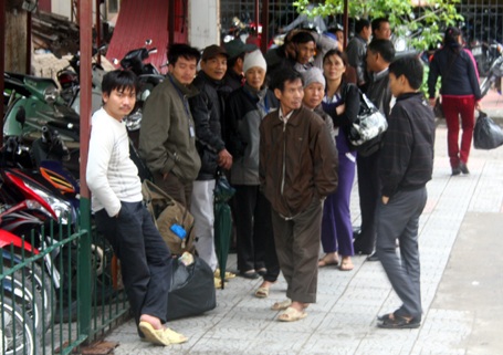 Em bé vụ nổ xe máy vẫn phải thở máy - 1 Em bé vụ nổ xe máy vẫn phải thở máy - 1