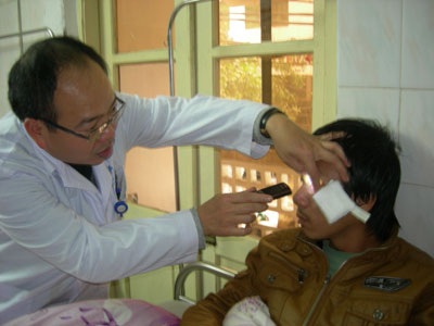 Hỏng mắt vì xem đốt pháo lậu - 1 Hỏng mắt vì xem đốt pháo lậu - 1