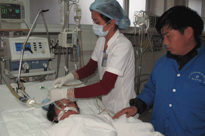 Sản phụ 14 tuổi nguy kịch trên giường bệnh - 1