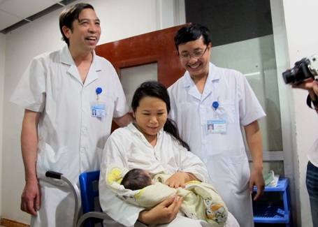 Bé sơ sinh trong vụ bắt cóc có thể sốt do vi-rút - 1 Bé sơ sinh trong vụ bắt cóc có thể sốt do vi-rút - 1