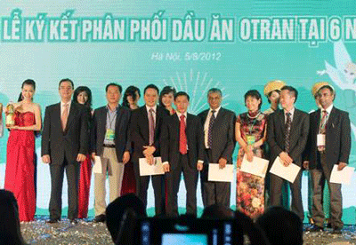 Việt Nam lần đầu tiên xuất khẩu dầu ăn ra thị trường quốc tế - 1 Lễ ký kết phân phối dầu ăn OTRAN tại 6 quốc gia.