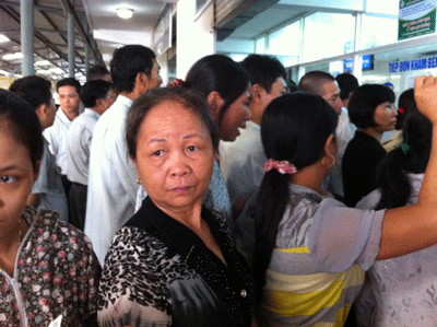 Bệnh nhân vẫn sợ “ăn mắng” khi tới viện - 1 Nhiều người bệnh có lắm băn khoăn vẫn không dám hỏi vì sợ ăn mắng