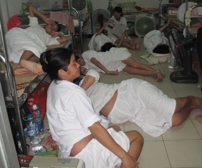 Nhiều bệnh viện vẫn để bệnh nhân nằm ghép nhưng giá giường vẫn áp mức cao. Ảnh minh họa: H.Hải