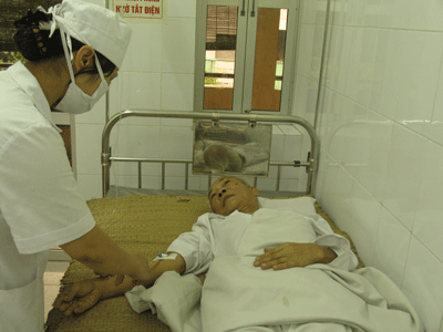 Mất 3 lít máu vì thuốc giảm đau - 1 Ông T bị xuất huyết dạ dày sau khi tiêm 3 mũi giảm đau