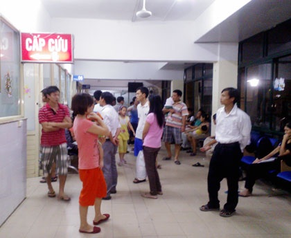 Nhiều trẻ mất nước trầm trọng vì tiêu chảy - 1 Nhiều trẻ khám đêm bị tiêu chảy, mất nước và phải nhập viện điều trị. Ảnh: H.Hải