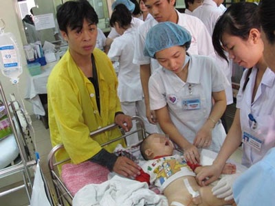 Các bác sĩ vẫn chưa thể đưa ra tiên lượng tốt bởi tình trạng bệnh nhi