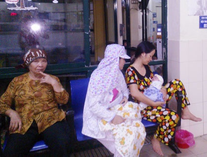 Nhiều trẻ mất nước trầm trọng vì tiêu chảy - 2 Trẻ bị tiêu chảy vi rút chủ yếu là trẻ nhỏ dưới 2 tuổi. Ảnh: H.Hải