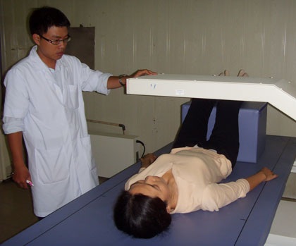 Bệnh nhân đang được chụp DSA để đo mức độ tổn thương của xương khớp