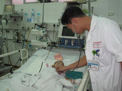 Mắt Bảo hé mở khi nghe có người gọi tên...