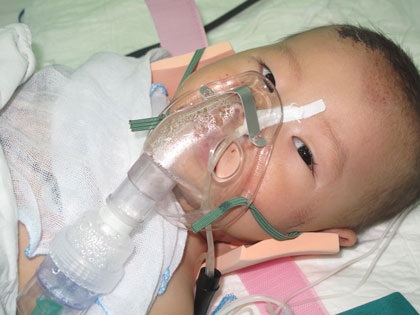 Mắt Bảo hé mở khi nghe có người gọi tên...