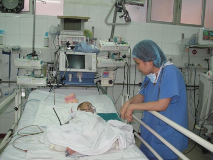 Mắt Bảo hé mở khi nghe có người gọi tên...