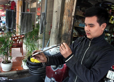 Mỏng, sắc nên tấm pô inox này dễ dàng gây chấn thương chảy máu, đứt tay, đứt chân...