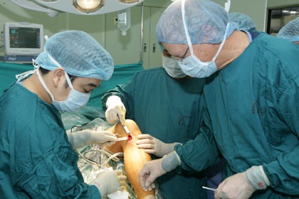 BV Bạch Mai chuyển giao kỹ thuật mổ khớp cho bệnh viện vệ tinh