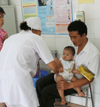 Hoang mang vì con vừa tiêm vắc xin bị thu hồi - 1 Tiêm vắc-xin cho trẻ. Ảnh minh họa: H.Hải