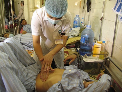 Nhiều bệnh nhân xơ gan vì thuốc điều trị quá đắt - 1  Người bệnh viêm gan C điều trị tại BV Bệnh Nhiệt đới T.Ư. Ảnh: T.A