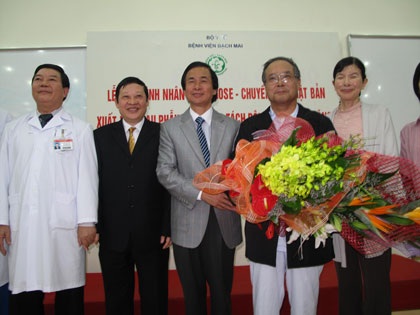 Cứu sống 1 chuyên gia Nhật Bản có nguy cơ tử vong tăng lên từng giờ - 1 Ông Singo Gose (áo đen ôm hoa) khỏe khoắn ngày xuất viện. Ảnh: H.Hải