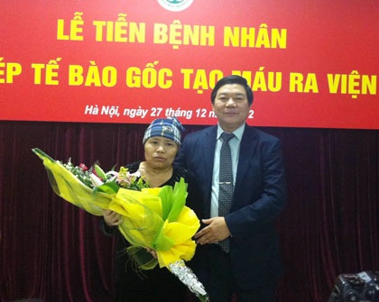 Ghép tế bào gốc tạo máu thành công cho bệnh nhân đa u tuỷ xương - 1 Bà Chong đã tự đi lại được sau khi ghép tế bào gốc tạo máu. Ảnh: H.Hải