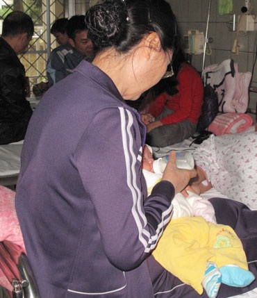 Nhiều trẻ nhỏ phải nhập viện vì viêm phổi. Ảnh: H.Hải