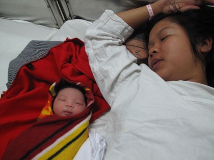 Cùng đón những em bé chào đời ngày 12/12/2012 - 6 Sản phụ Tô Thị Hiền hạnh phúc vì được mẹ tròn, con vuông và con được