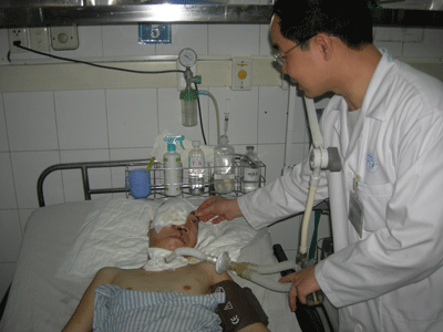 Bóc thành công khối u đẩy lồi mắt bệnh nhân - 1 Bóc thành công khối u đẩy lồi mắt bệnh nhân