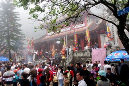 Khách hành hương tấp nập về Đền Quốc Mẫu Tây Thiên, cầu mong một năm mới bình an.