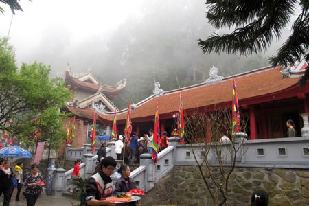 Người dân tâm niệm tại Động Chúa Sơn Trang