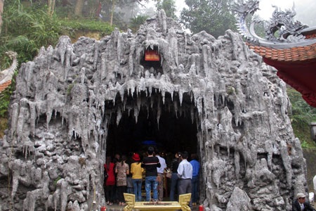 Người dân tâm niệm tại Động Chúa Sơn Trang