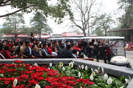 Du khách xếp hàng chờ xe điện trong để vào Ga Cáp treo